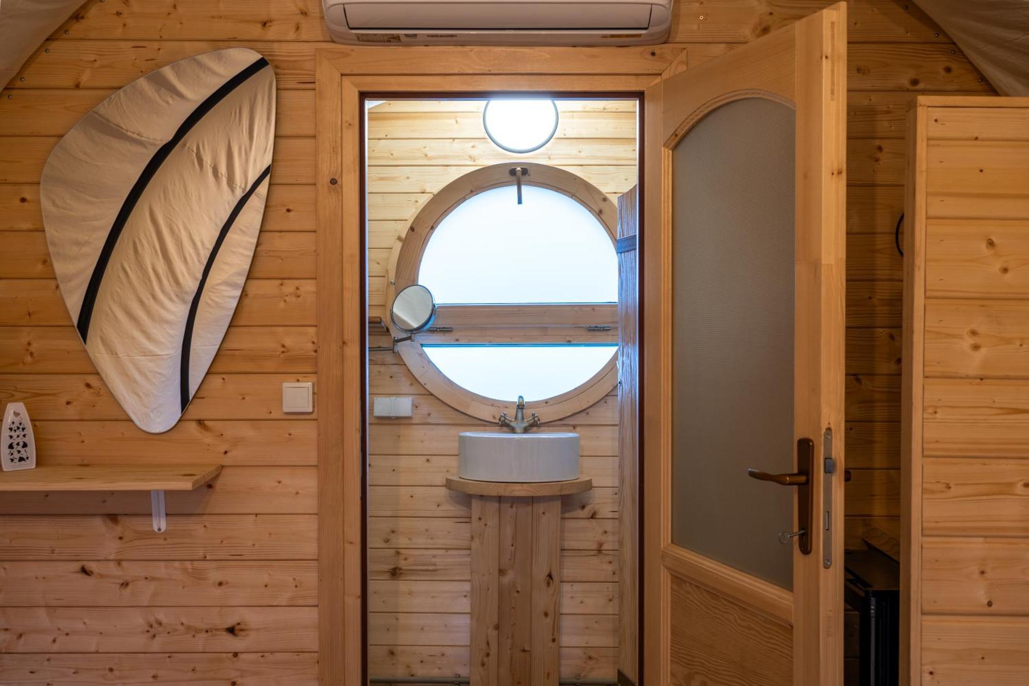 Glamp In Style Pods Resort Μπραν Εξωτερικό φωτογραφία